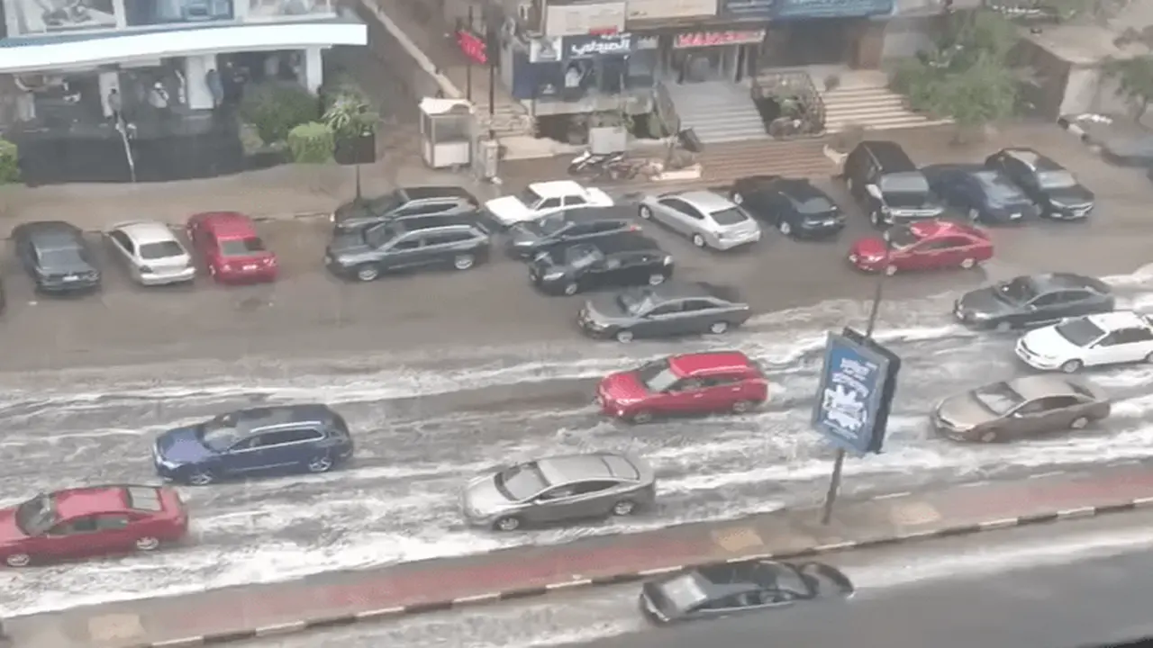 كتلة باردة وأمطار رعدية تضرب مصر مع تحذيرات الأرصاد من رياح ترابية